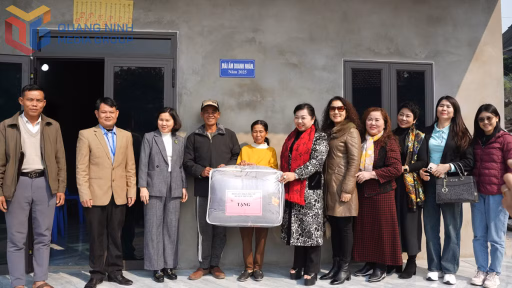 Lãnh đạo Hội LHPN tỉnh, huyện và Hội Nữ Doanh nhân Quảng Ninh bàn giao nhà Mái ấm doanh nhân cho gia đình chị Vi Thị Tiếp, thôn Thống Nhất, xã Hà Lâu.