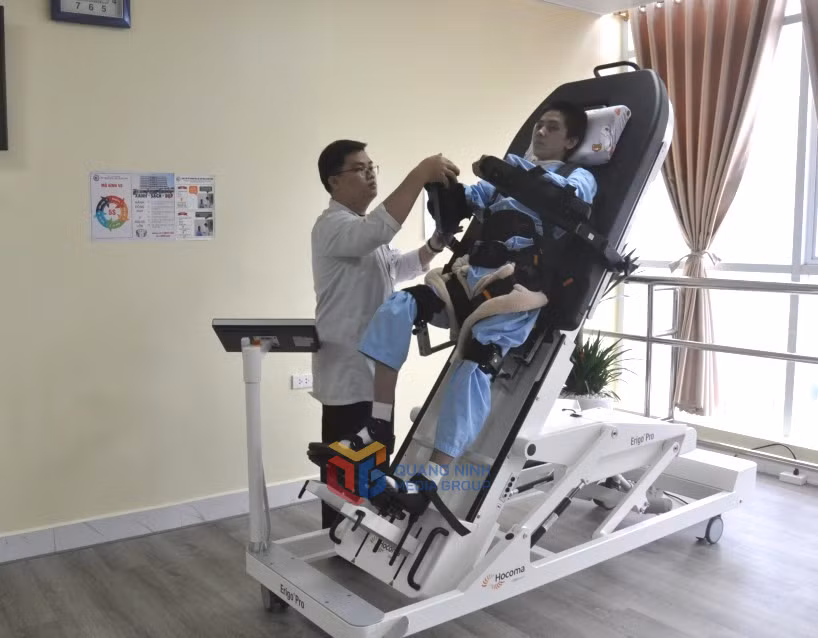 Hỗ trợ bệnh nhân điều trị bằng Robot tập phục hồi chức năng sớm ngay từ giai đoạn cấp tại Phòng Điều trị kỹ thuật cao của Bệnh viện Lão khoa - PHCN Quảng Ninh.