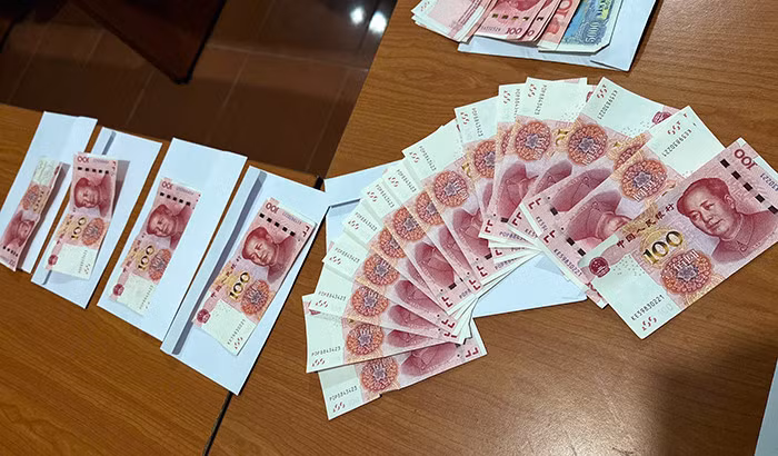 Các tờ tiền giả mệnh giá 100 nhân dân tệ (NDT) đối tượng Thiêm lưu hành bị lực lượng Công an thu giữ
