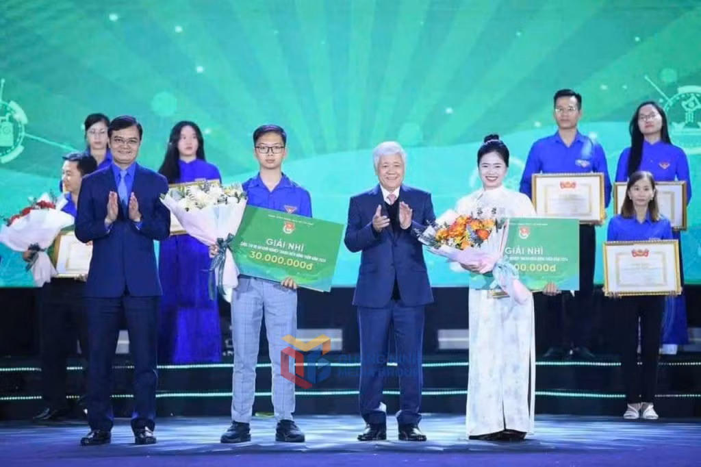 Nguyễn Văn Ngọc Đức đoạt giải Nhì cuộc thi Sáng tạo khởi nghiệp thanh niên nông thôn năm 2024 với dự án “Lò đốt vàng mã không khói, bụi”. (Ảnh nhân vật cung cấp)
