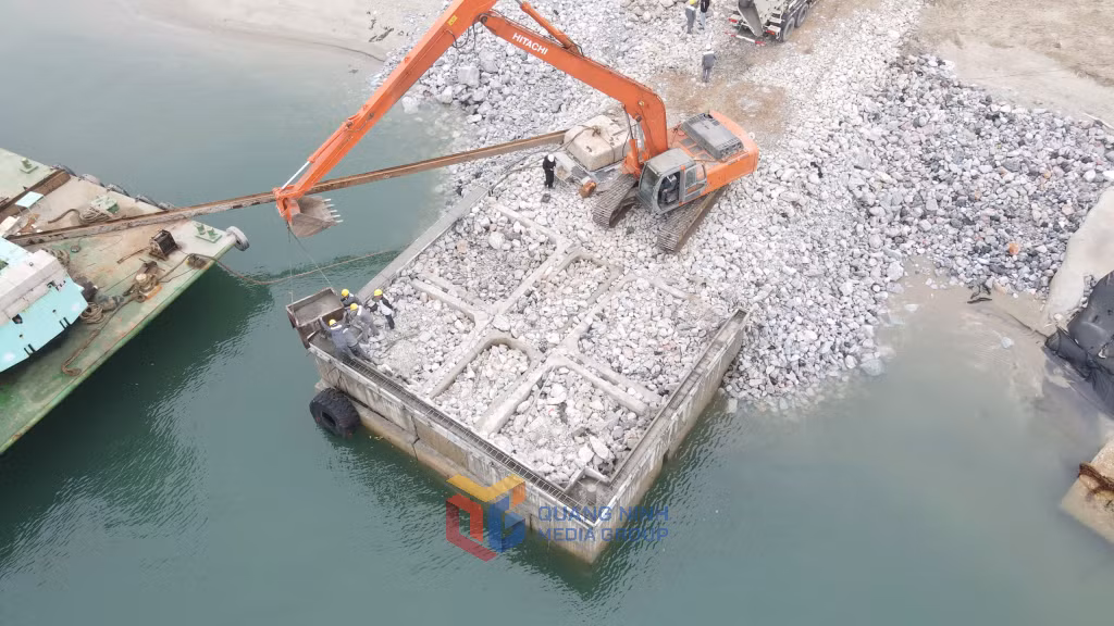 Cảng tổng hợp Vạn NInh đang khẩn trương thi công để đảm bảo tiến độ sau khi UBND tỉnh có chủ trương đồng ý gia hạn thời gian đầu tư