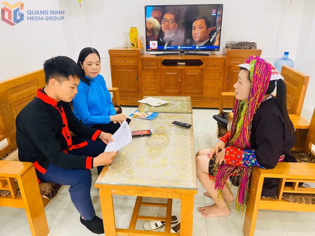 Tổ công nghệ số thôn Tân Sơn (xã Quảng Tân, huyện Đầm Hà) đến nhà người dân tuyên truyền nội dung chuyển đổi số.