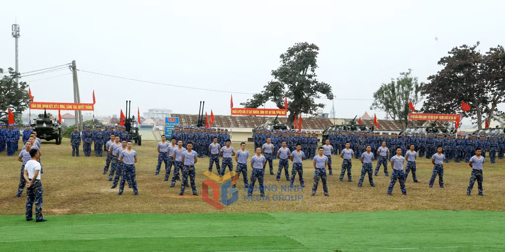 Cán bộ, chiến sĩ Lữ đoàn 147 biểu diễn tại lễ ra quân huấn luyện.