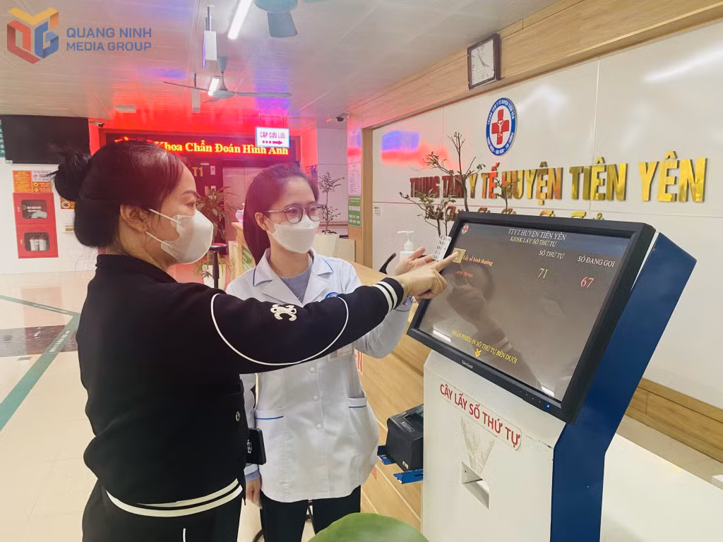 Người dân lấy số tự khám bệnh qua qua kiosk thông minh tại Trung tâm Y tế huyện Tiên Yên.
