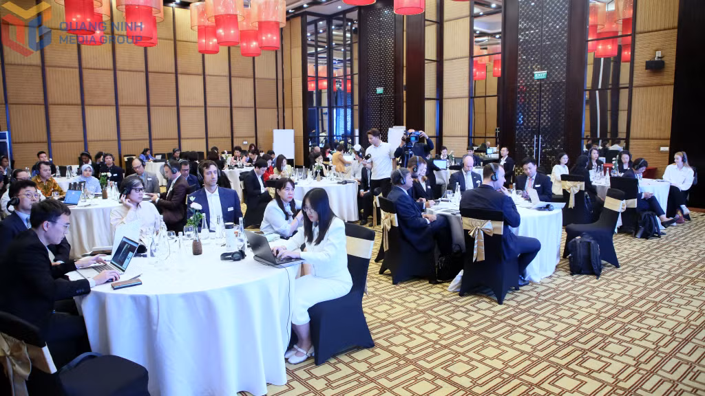 Các đại biểu là các nhà hoạch định chính sách và các chuyên gia kỹ thuật tham dự hội thảo về thúc đẩy hợp tác hạch toán tài nguyên và phát triển bền vững kinh tế biển.