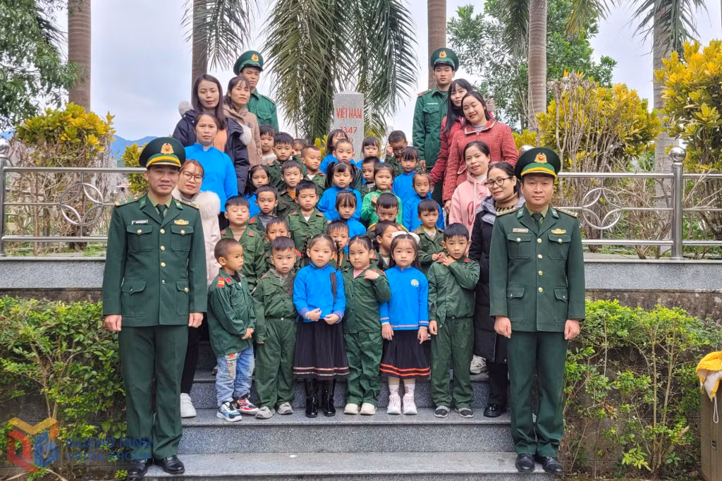 Học sinh Trường Mầm non Hải Sơn tham gia “Tiết học biên cương” tại cột mốc 1347 (2).