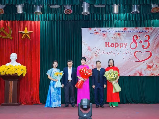 Đại diện Đảng ủy, Lãnh đạo Đảng chuyên môn và Công đoàn Công ty chúc mừng tập thể nữ công Công ty nhân ngày Quốc tế phụ nữ 8/3