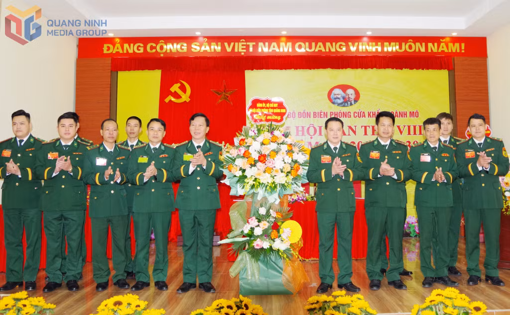 Đại tá Lê Xuân Men, Bí thư Đảng ủy, Chính ủy BĐBP tỉnh tặng hoa chúc mừng Ban chấp hành Đảng bộ nhiệm kỳ 2025-2030.