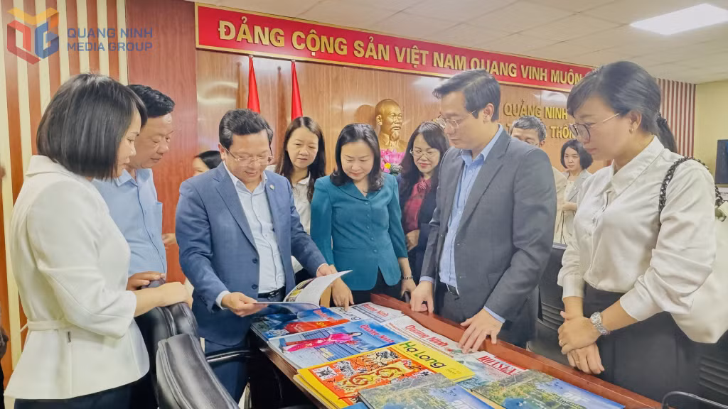 Đoàn công tác Tỉnh ủy Cà Mau nghe giới thiệu về các ấn phẩm của Trung tâm Truyền thông tỉnh Quảng Ninh.