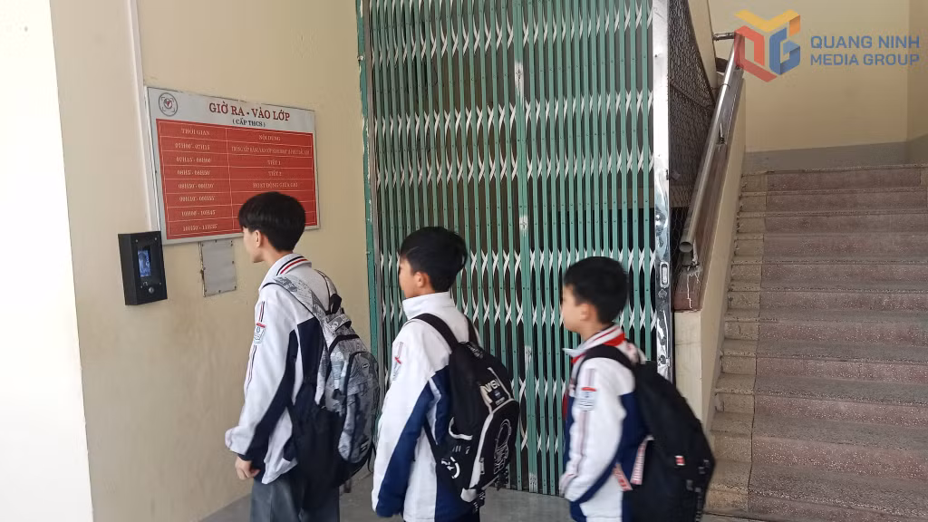 Học sinh Trường TH&THCS xã Vĩnh Trung điểm danh