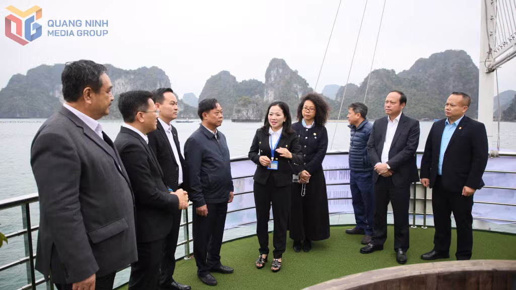 Các đại biểu nghe hướng dẫn viên giới thiệu, thuyết trình về các tuyến, điểm tham quan, du lịch trên Vịnh Bái Tử Long.