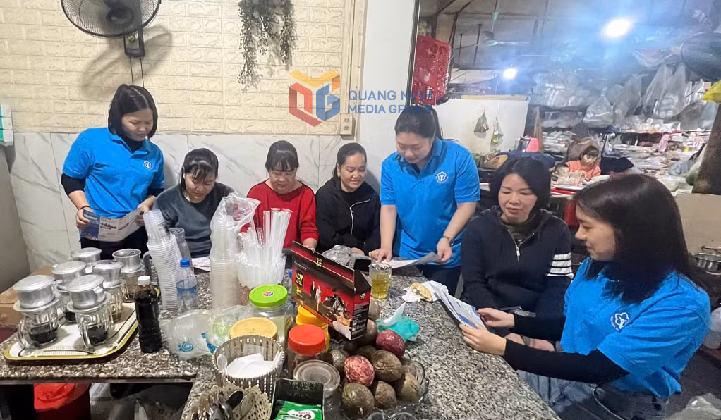 Cán bộ BHXH TP Cẩm Phả tuyên truyền các hộ tiểu thương chợ Cẩm Đông về chính sách BHXH tự nguyện, tháng 2/2025.