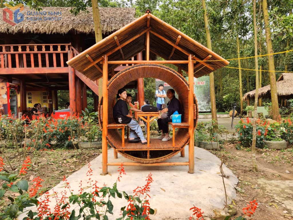 Du khách thư giãn, check in tại khu vực Khe Song - Thác Bạc (Uông Bí).