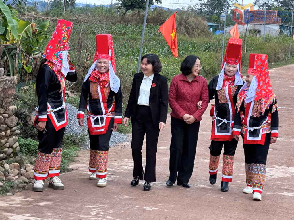 Lãnh đạo Hội LHPN tỉnh nắm bắt tình hình, nguyện vọng của hội viên phụ nữ xã Đông Ngũ (huyện Tiên Yên).