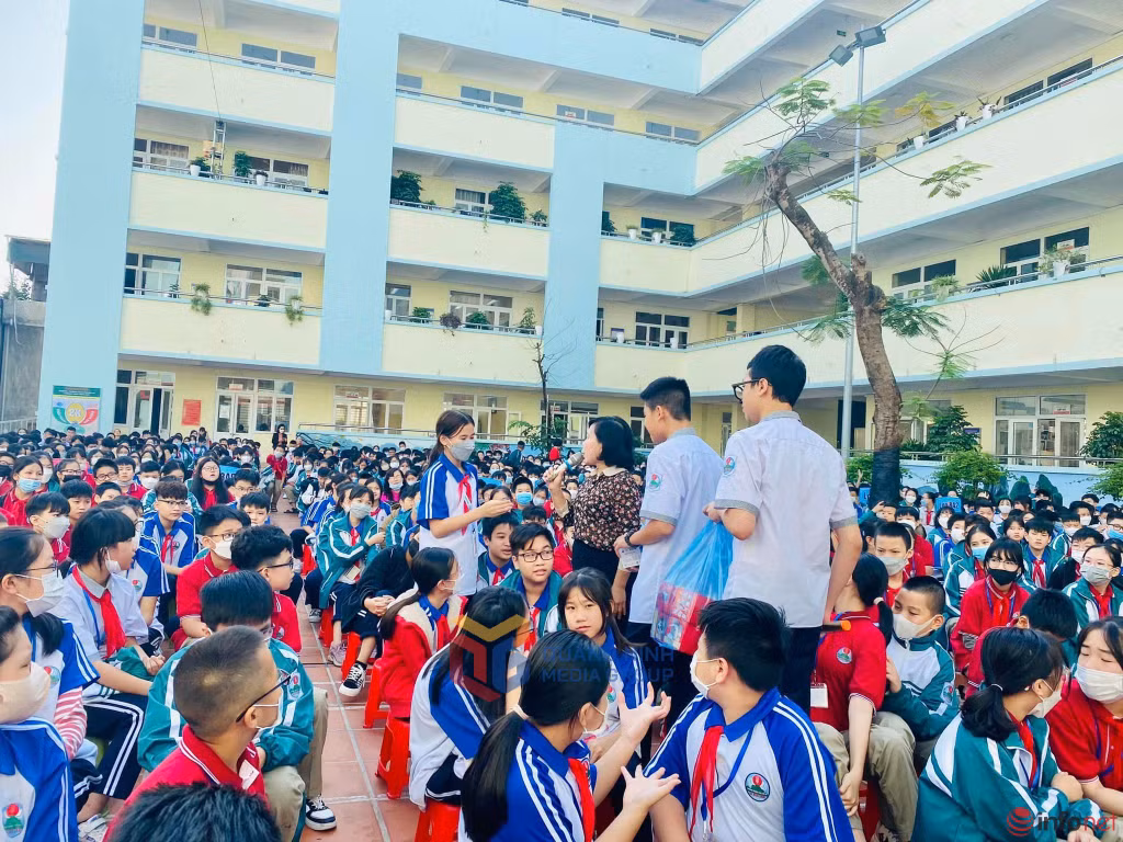 Học sinh trường THCS Lê Văn Tám thành phố Hạ Long tham gia trả lời câu hỏi về an toàn không gian mạng