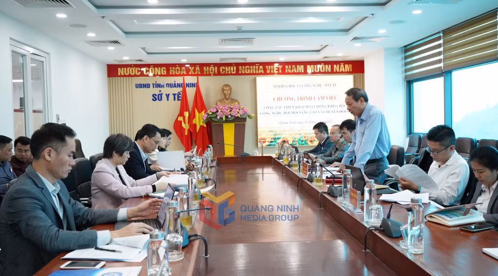 Lãnh đạo Sở Y tế thông tin về việc triển khai hoạt động khoa học công nghệ, đổi mới sáng tạo và chuyển đổi số của ngành trong thời gian qua.