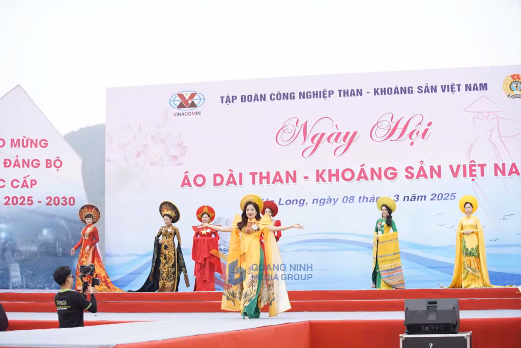 Trình diễn 60 trang phục ái dài Việt Nam trên sân khấu.