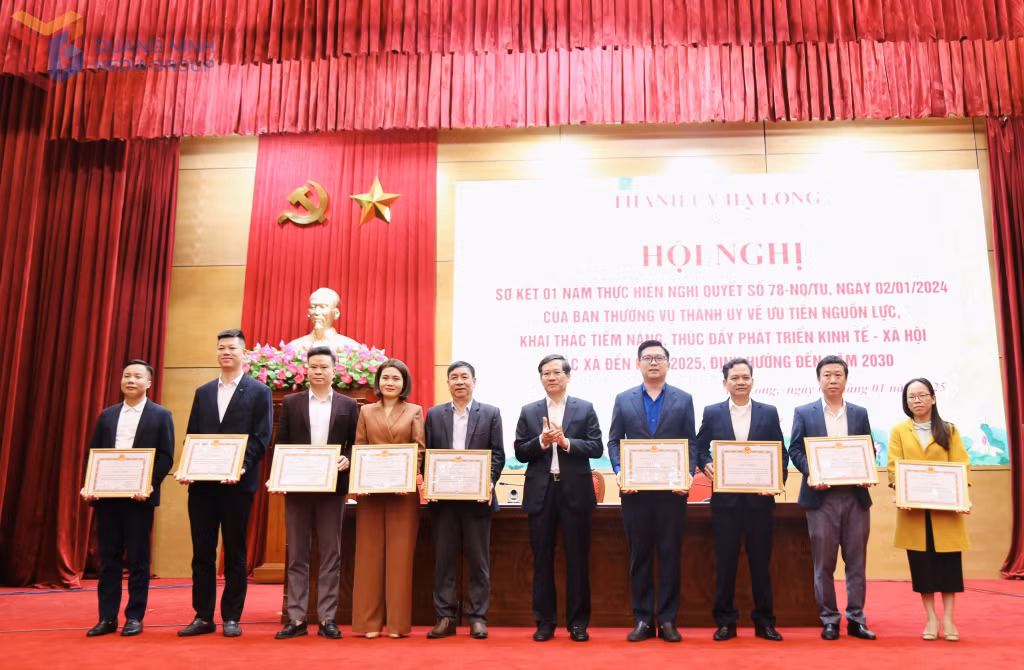 Đồng chí Vũ Quyết Tiến, Bí thư Thành ủy Hạ Long, khen thưởng cho các tập thể có thành tích xuất sắc trong thực hiện Nghị quyết số 78-NQ/TU.