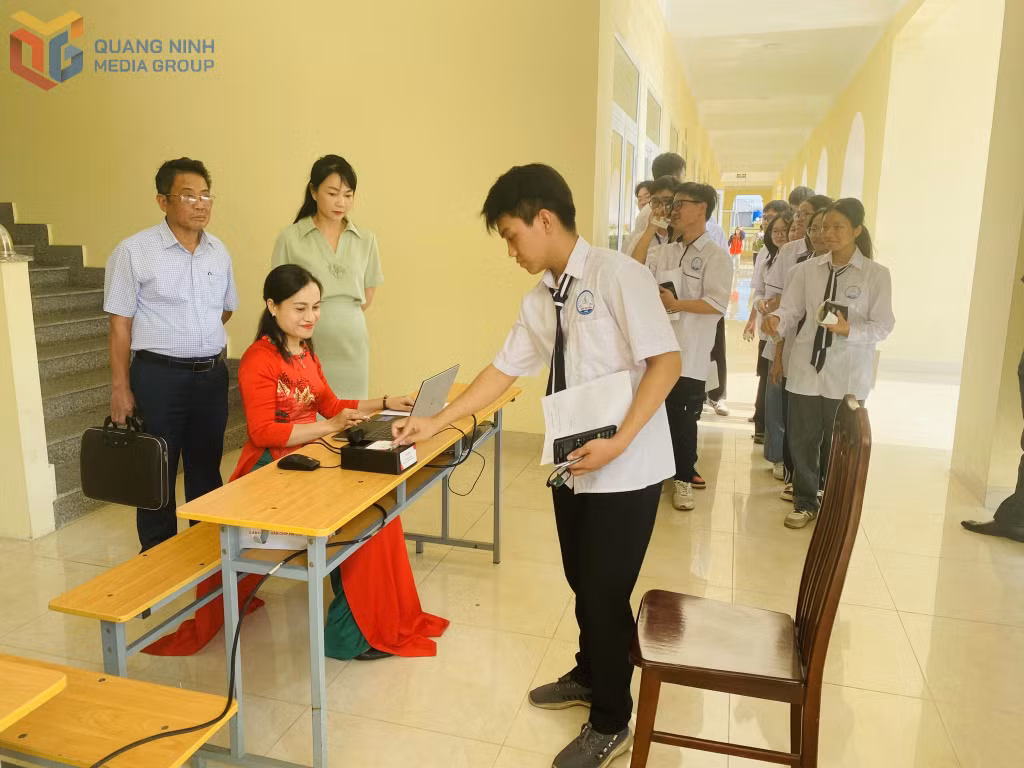 Mô hình thí điểm kiểm tra online qua công nghệ xác thực thẻ căn cước tại Trường THPT Ngô Quyền (TP Hạ Long). Ảnh: Ngọc Trâm
