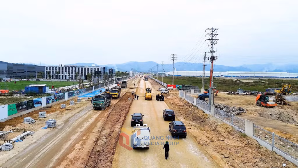 Dự án tuyến đường An Tiêm qua Khu công nghiệp Việt Hưng đến ngã tư Vạn Yên hiện đạt 65% tiến độ. Ảnh: Ngọc Khánh (CTV)