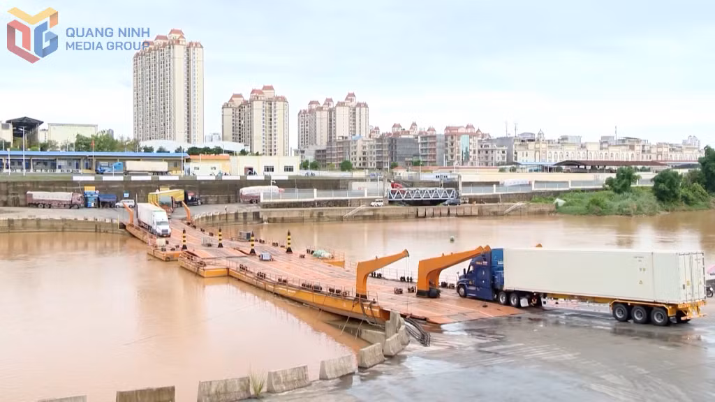 Chủ quyền, an ninh biên giới được giữ vững, chất lượng công tác quản lý, bảo vệ cửa khẩu được đổi mới nâng cao góp phần thúc đẩy kinh tế biên mậu.