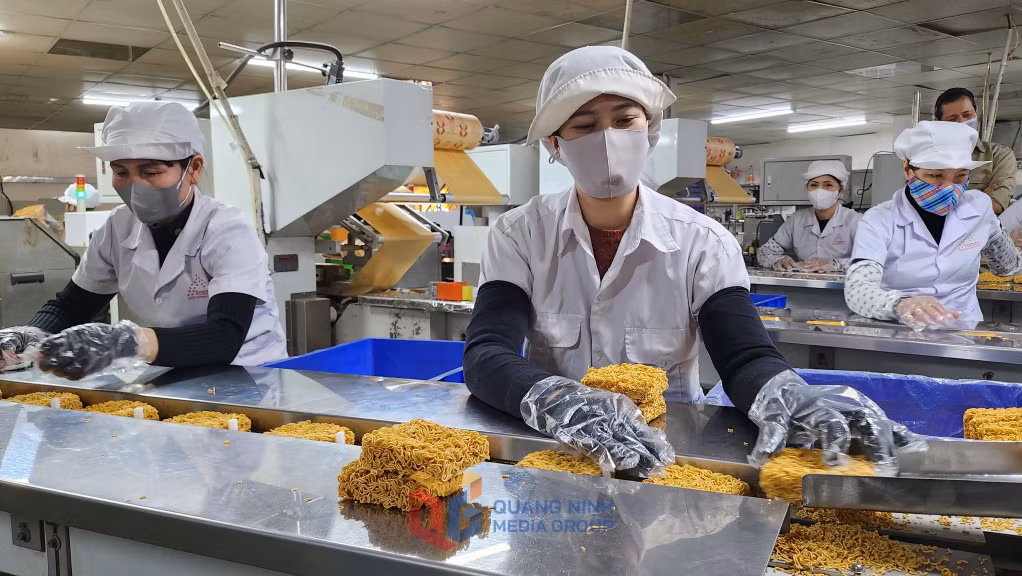 Sản xuất mỳ tôm tại Công ty CP kỹ nghệ thực phẩm Thái Lan (Hạ Long).