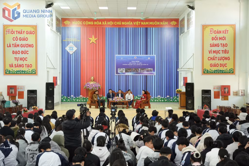 Trường Cao đẳng Than - Khoáng sản TKV tổ chức Tọa đàm, tư vấn hướng nghiệp nghề mỏ hầm lò tại tỉnh Hà Giang.