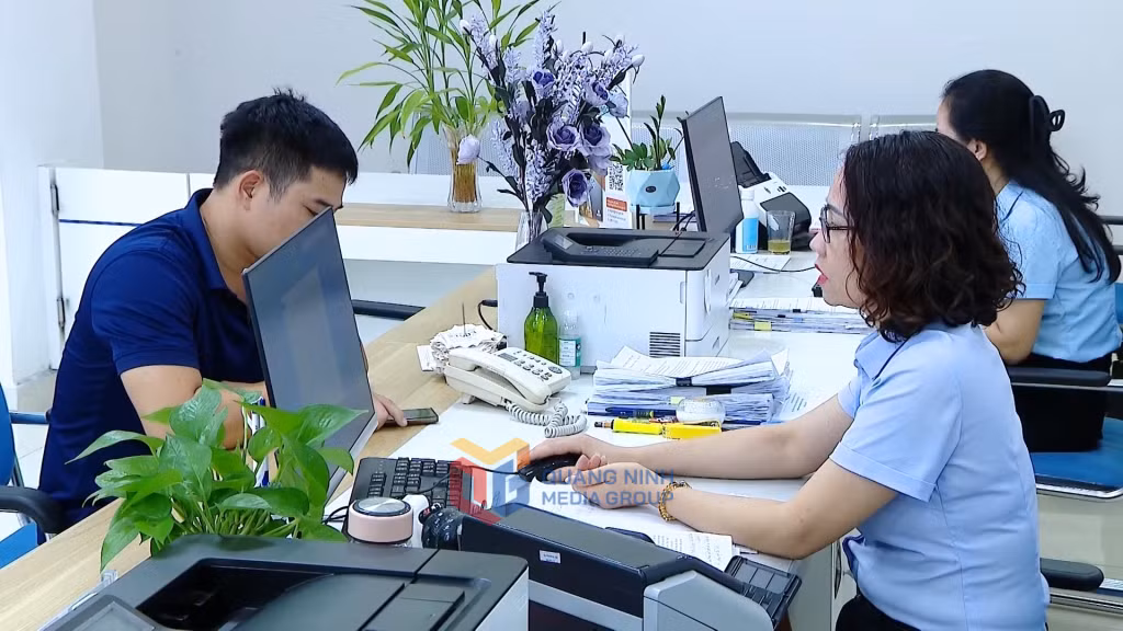  Cán bộ tiếp nhận thủ tục hành chính tại Trung tâm Phục vụ hành chính công tỉnh 