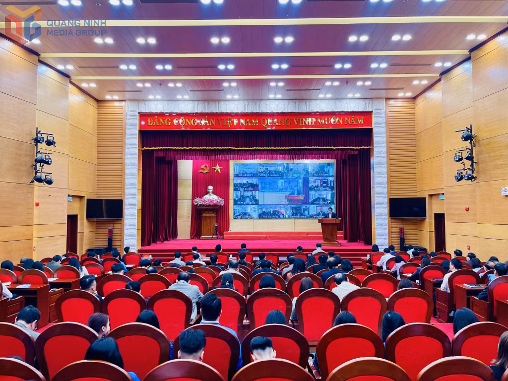 Hội nghị được triển khai dưới hình thức trực tiếp và trực tuyến đến tất cả các đơn vị, xã, phường với sự tham gia của gần 1.300 cán bộ, công chức, đoàn viên, thanh niên của thành phố.