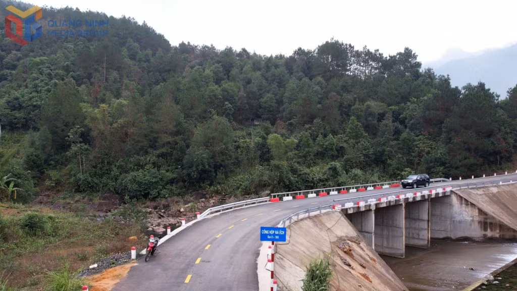 Tuyến đường liên xã Húc Động - Đồng Văn - Cao Ba Lanh kết nối đến QL 18C đoạn đi qua xã Húc Động được xây dựng mới.