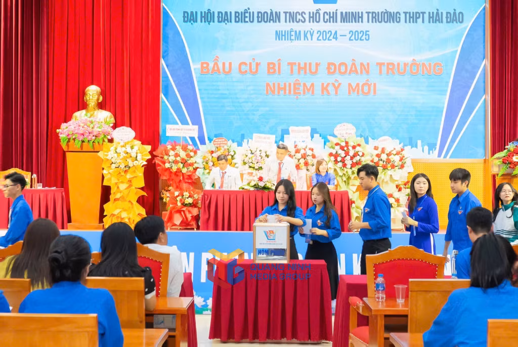 Nguyễn Hải Ánh (đi đầu) trong đợt tham gia bầu cử Bí thư Đoàn trường nhiệm kỳ 2024-2025. Ảnh do nhân vật cung cấp.