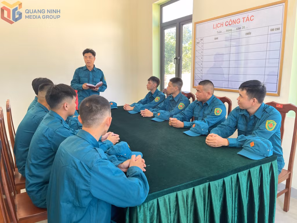 Tiểu đội dân quân thường trực phường Trà Cổ, TP Móng Cái triển khai nhiệm vụ tuần tra, canh gác mục tiêu được giao.