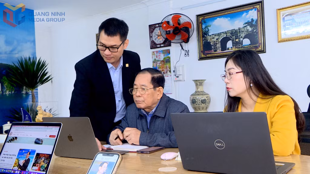 Chuyên gia chuyển đổi số tập huấn quản trị trang Thông tin du lịch cho Hiệp hội Du lịch Quảng Ninh.