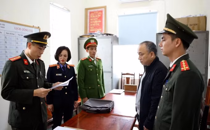 Cơ quan An ninh điều tra đọc quyết định khởi tố ông Nguyễn Thế Hùng, nguyên Tổng giám đốc Công ty bất động sản Thăng Long. Ảnh: Công an Hưng Yên
