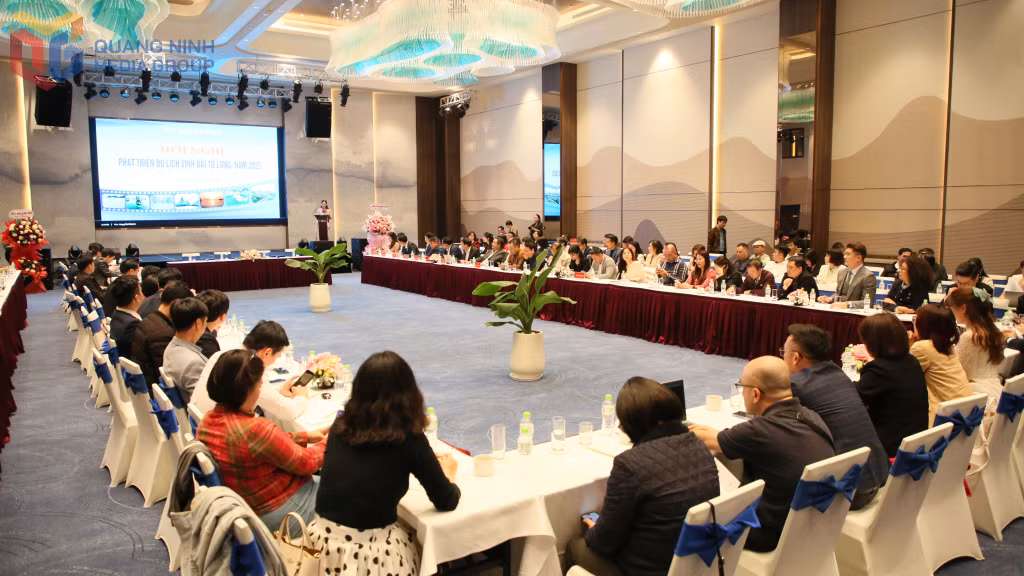 Đông đảo các đại biểu tham dự hội nghị Phát triển Du lịch vịnh Bái Tử Long, năm 2025.