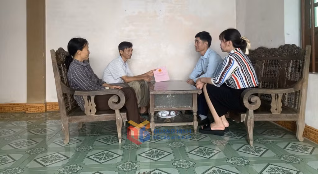 Gia đình ông Nguyễn Văn Quyển, thôn Cửa Phúc, xã Việt Dân (TP Đông Triều) được cấp đổi GCNQSDĐ.