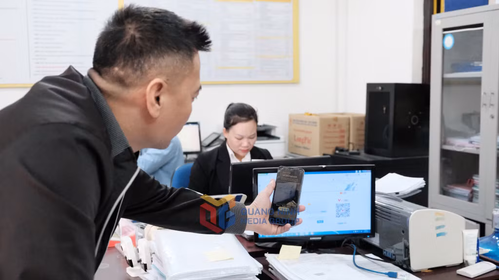 Anh Ngô Văn Đồng, khu Nội Hoàng Tây, phường Hoàng Quế, TP Đông Triều thanh toán không dùng tiền mặt khi thực hiện các thủ tục hành chính.