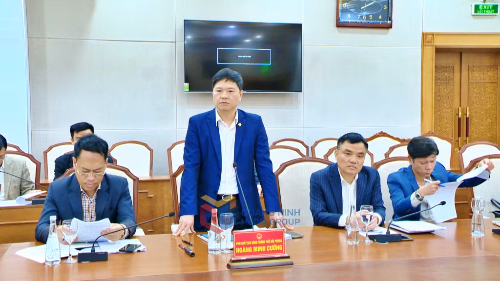 Đồng chí Hoàng Minh Cường, Phó Chủ tịch UBND Thành phố Hải Phòng phát biểu tại cuộc họp. 