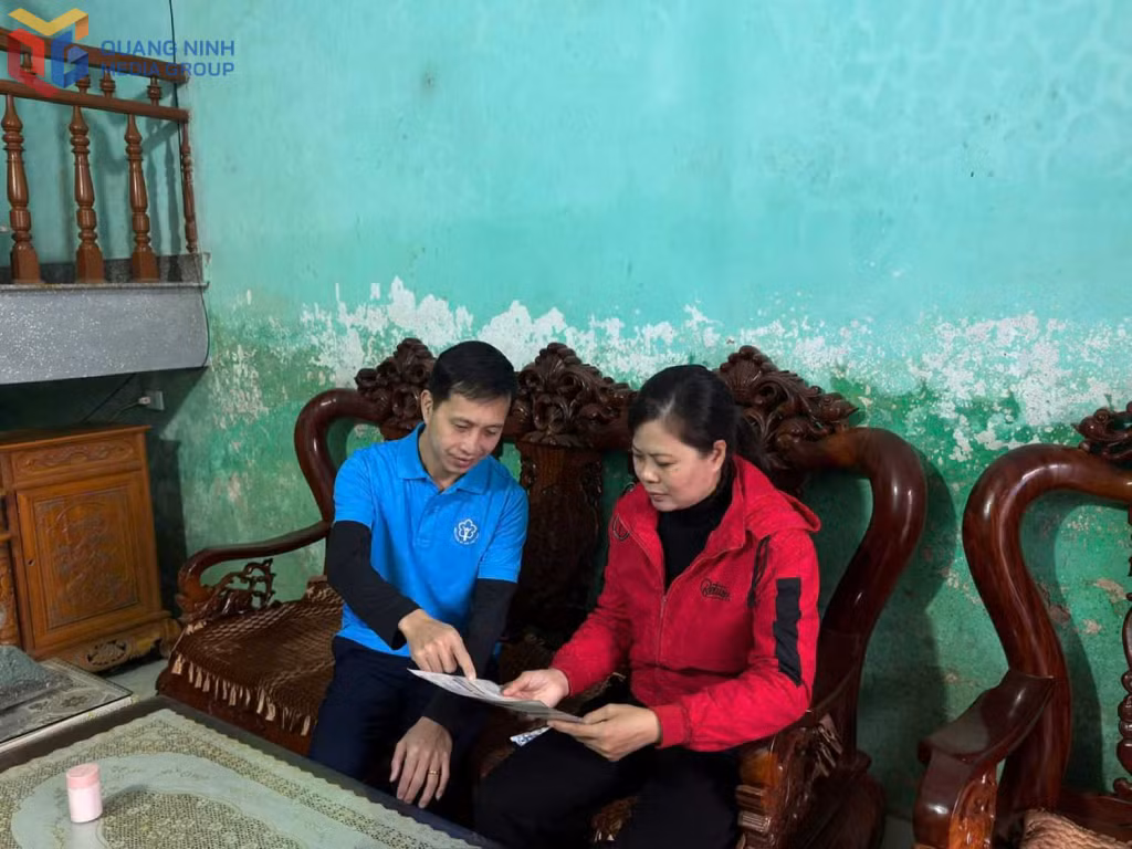 Cán bộ BHXH Liên huyện Đầm Hà- Bình Liêu tuyên truyền, vận động người dân Đầm Hà tham gia BHXH tự nguyện, BHYT hộ gia đình. Ảnh Quốc Nghị (TTTT-VH Đầm Hà)