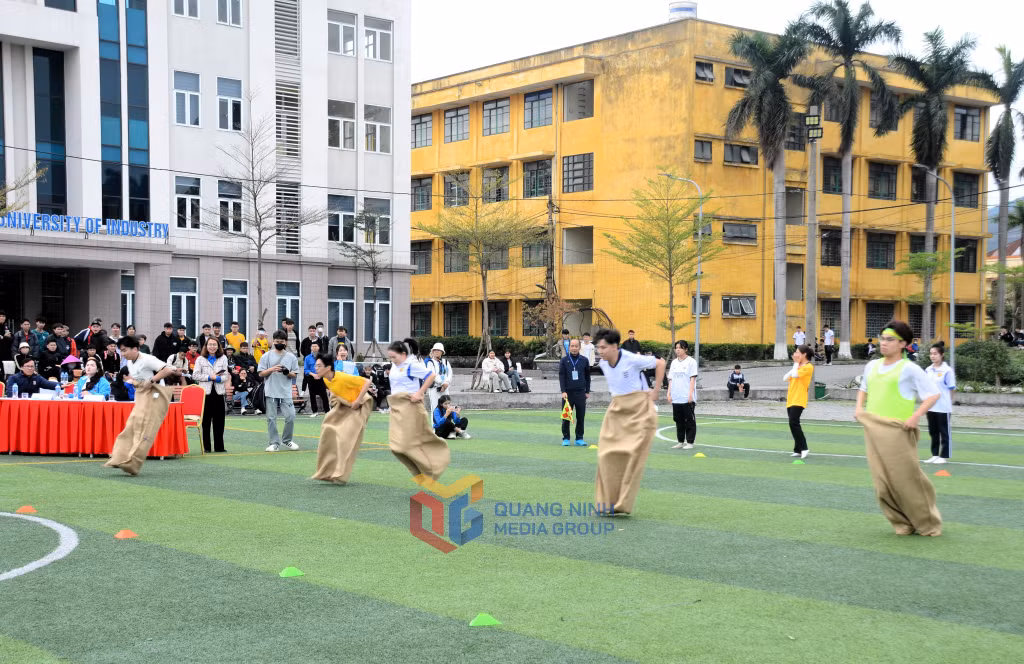 Các bạn sinh viên thi nhảy bao bố.