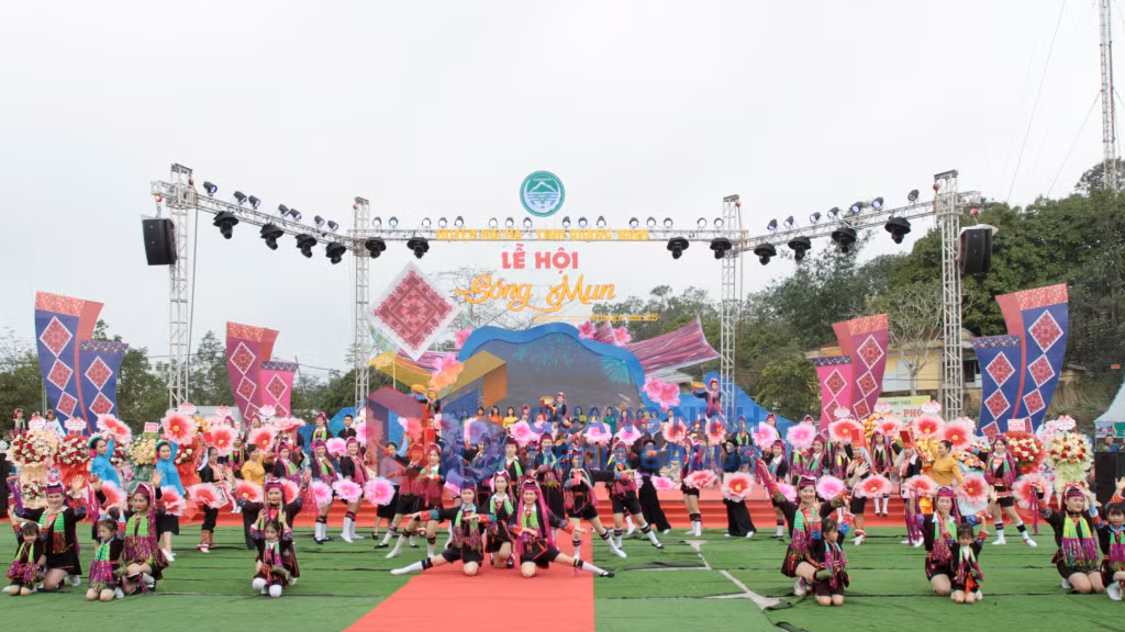 Lễ hội Sóng Mun năm 2025 - Nhiều tiết mục văn nghệ mang đậm bản sắc văn hoá của đồng bào Dao Thanh Y được trình diễn trên sân khấu (3-2025). Ảnh: Phạm Học
