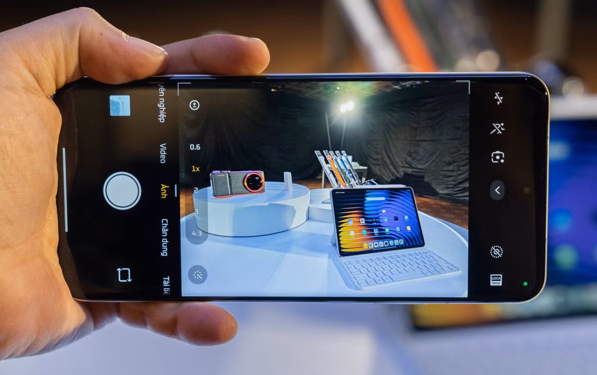 Khả năng chụp ảnh của 15 Ultra còn được cải thiện với Xiaomi Hyper AI cho phép máy xử lý các tác vụ AI ngay trên thiết bị với tốc độ xử lý lên đến 80 TOPS. Máy xử lý tối ưu trong các điều kiện ánh sáng phức tạp để có hình ảnh tốt nhất. Ngoài ra, Hyper AI còn hỗ trợ các tính năng AI khác như nhận diện giọng nói, dịch ngôn ngữ thời gian thực, và chỉnh sửa hình ảnh.