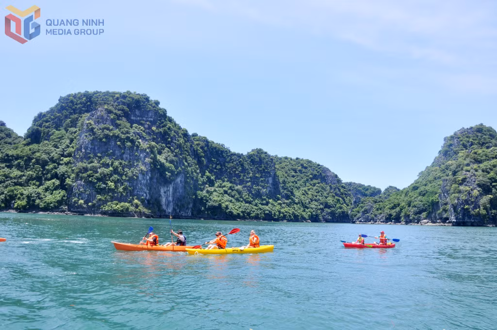 Du khách nước ngoài trải nghiệm chèo kayak tại khu vực Trà Sản - Cống Đỏ trên Vịnh Hạ Long.