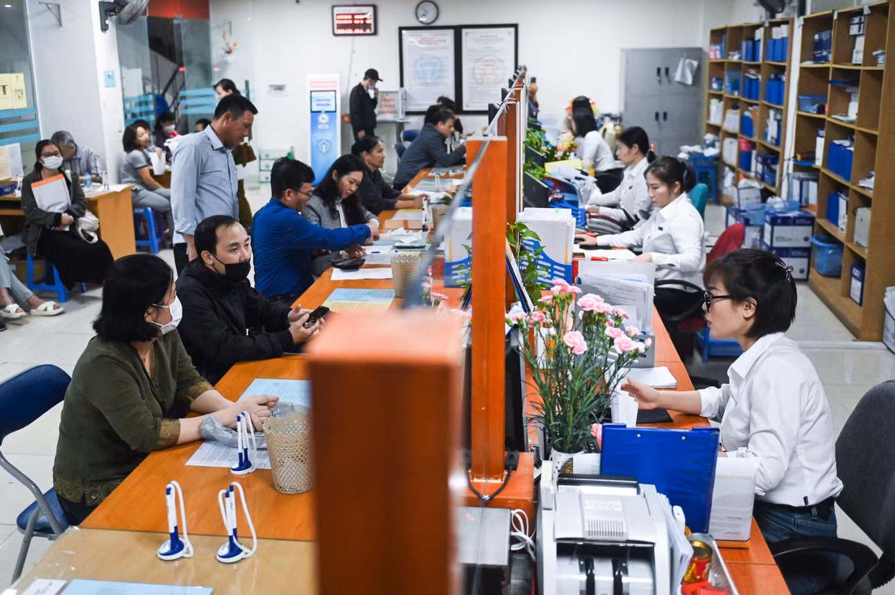 Viên chức mất việc được hưởng trợ cấp thất nghiệp. Ảnh minh họa: Chí Hiếu.