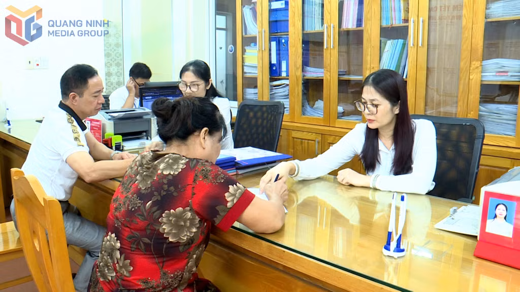 Cán bộ phường Cẩm Tây (TP Cẩm Phả) hướng dẫn người dân giải quyết TTHC.