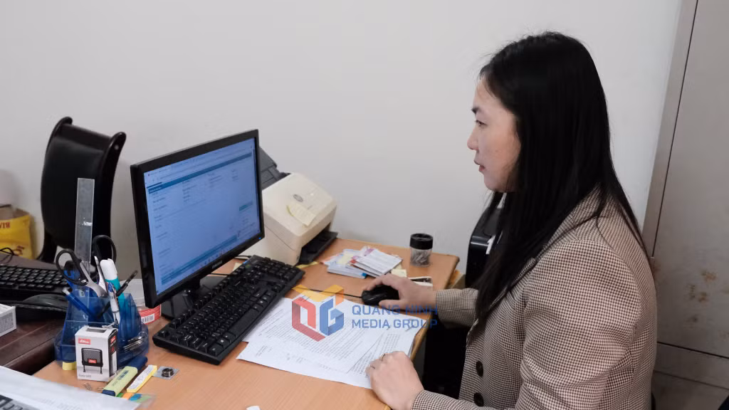 Cán bộ, công chức phường Hoàng Quế, TP Đông Triều giải quyết các thủ tục hành chính trên không gian mạng.