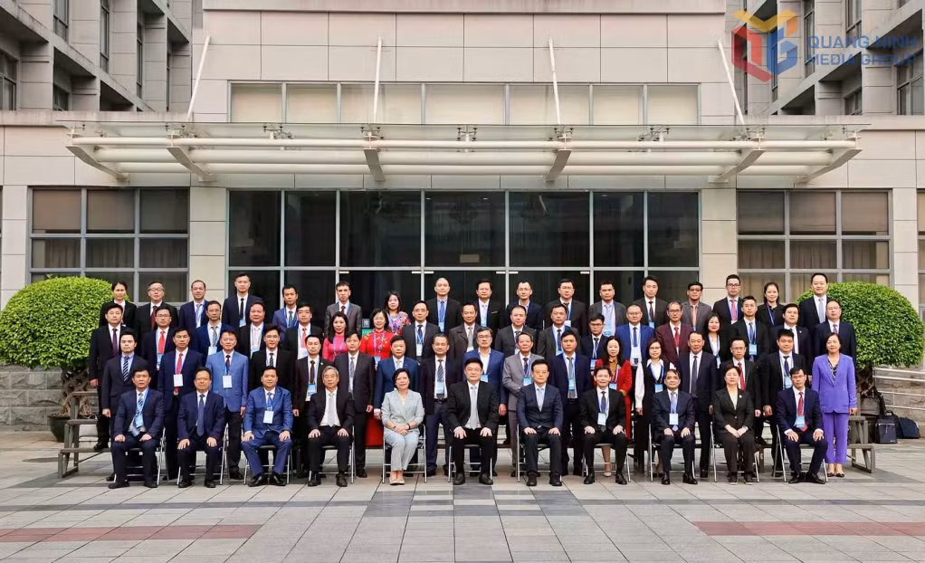 Các đồng chí lãnh đạo Việt Nam - Trung Quốc và các học viên chụp ảnh lưu niệm tại Trường Đảng Khu ủy Quảng Tây, Trung Quốc.