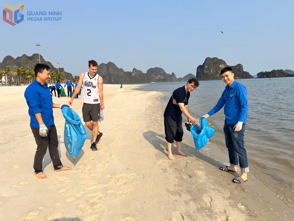 Nhóm tình nguyện "Vì một Hạ Long xanh" còn huy động sự tham gia của khách du lịch.
