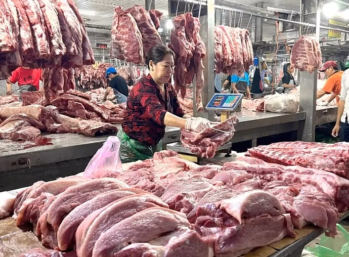 Giá thịt heo vẫn tăng mạnh dù sức mua yếu - Ảnh: THẢO THƯƠNG