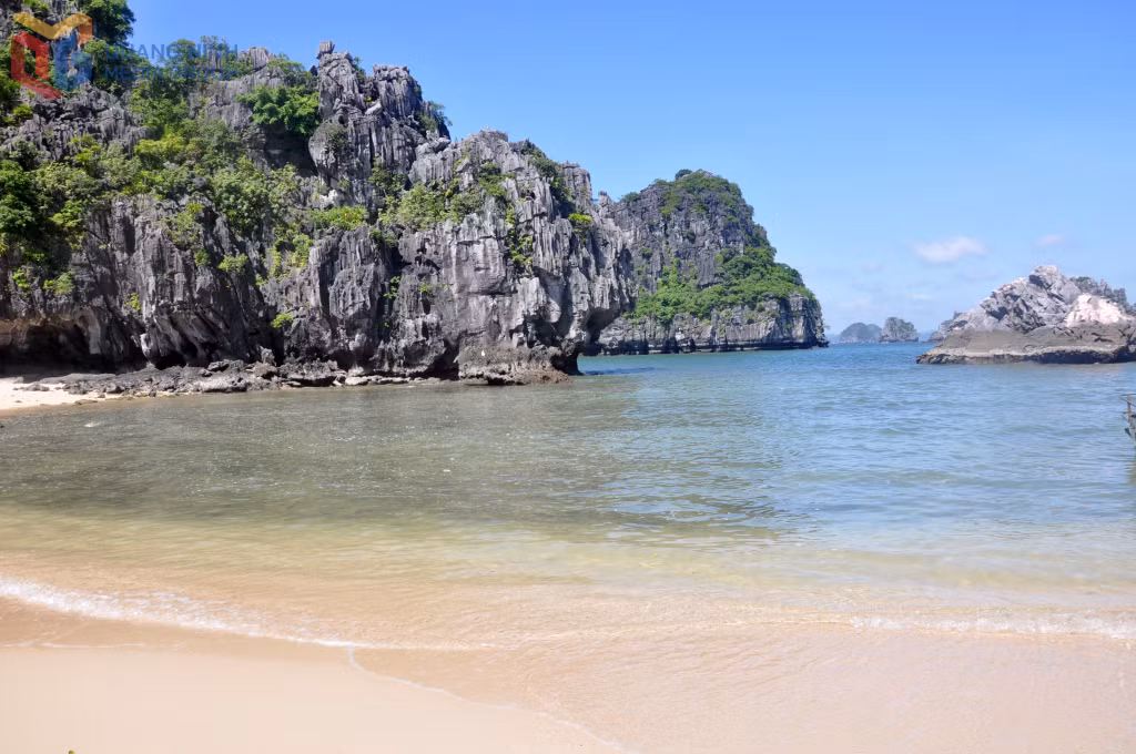 Vẻ đẹp một bãi cát trong phạm vi di sản - kỳ quan thế giới Vịnh Hạ Long.